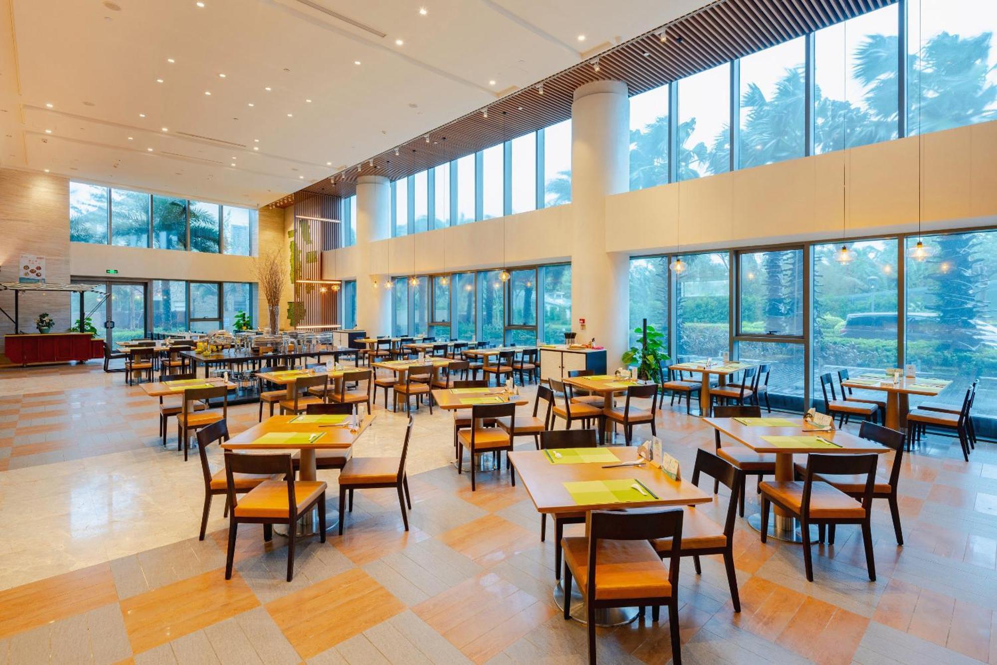 Holiday Inn Haikou West Coast By Ihg Екстериор снимка